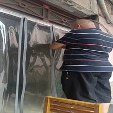 说明: 维修人员更换门帘