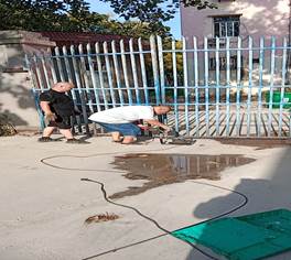 说明: 维修人员加紧维修