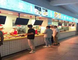 说明: 中心营运总监杨孟林检查指导食堂迎新工作