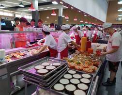 说明: 迎新期间学校食堂菜品丰富，员工服务热情