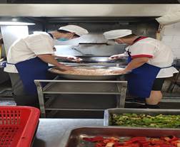 说明: 食堂员工自制肉圆美味可口